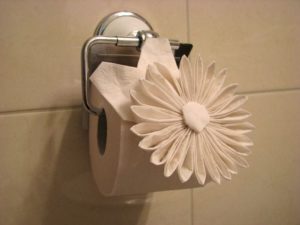 Как сложить туалетную бумагу в номере отеля