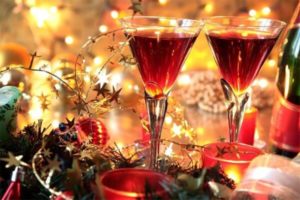 Новогодние коктейли в одноразовых стаканах для вечеринки